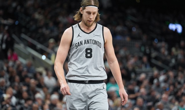 电玩游戏-解说：马刺的中锋问题需解决 奥利尼克今天的挡拆被对手彻底无视